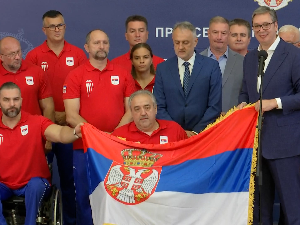 Председник Србије уручио параолимпијцима заставу коју ће носити на играма у Паризу