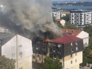 Локализован пожар на поткровљу зграде у Карабурми