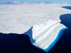 Највећи ледени брег одбија да умре, џиновска океанска струја ухватила га у клопку