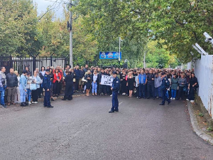 Четворици српских младића месец дана кућног притвора, породице протестовале у Косовској Митровици због хапшења