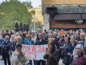 Протест испред Филозофског факултета у Београду због уклањања Старог савског моста