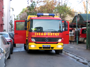 Пожар у стамбеној згради на Карабурми, станари евакуисани