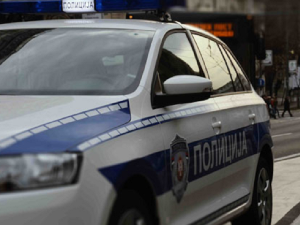 Потера у Нишу – претио партнерки,  аутомобилом ударио у полицијско возило и наставио да бежи