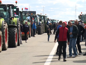 Пољопривредници из Суботице обуставили протест након понуде из Министарства