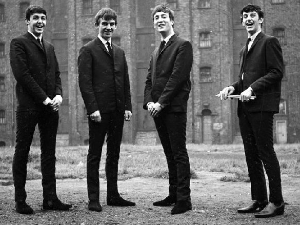 Ту и тамо у насловима песама