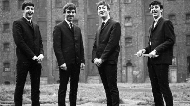 Ту и тамо у насловима песама