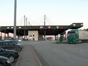 Камиони са робом из централне Србије прелазе преко Мердара