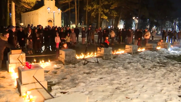 На Цетињу и широм Црне Горе грађани пале свеће за 12 страдалих суграђана – нападач осуђиван, полицији јављена погрешна адреса места пуцњаве