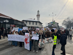 Инцидент током блокаде магистрале у Новом Пазару, налетео колима на студенте