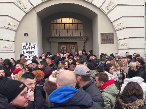 У делу школа у Србији и данас обуставе рада и протести подршке наставницима - у Краљеву просторије СНС-а засуте јајима и воћем 