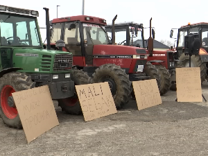 Пољопривредници блокирали Ибарску магистралу