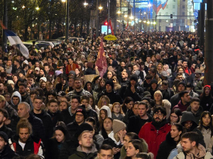 Студенти блокирали бројне раскрснице, протести широм Србије и испред зграде РТС-а -  повређена студенкиња у инциденту на Новом Београду