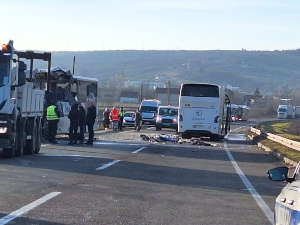 Двоје људи је погинуло у судару два аутобуса код Умке на Обреновачком путу, 24 повређених