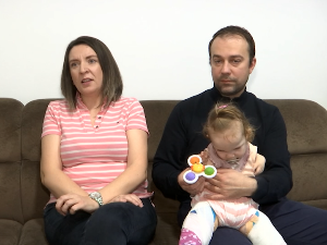 Двогодишња Ирина из Бора после више операција у Пољској први пут стала на ноге