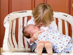 Не љубите бебе у главу – тако им чувате здравље Не љубите бебе у главу – тако им чувате здравље