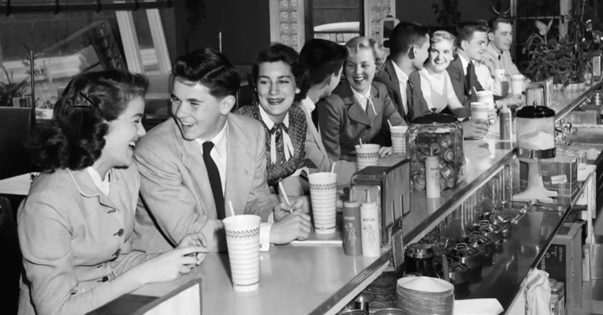 Од позоришта до ресторана – када је престало да буде важно шта смо обукли