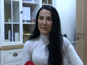 Maлa Нађа у топлом Татјанином загрљају 