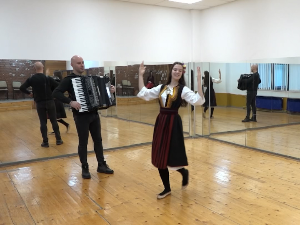 Рускиња из Сибира - у колу српских традиционалних игара у Пироту 