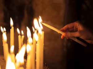 Данас су Зимске задушнице, верује се да запаљена свећа осветљава пут умрлима