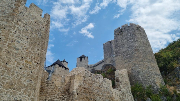 Пут у средиште приче, 1. еп.