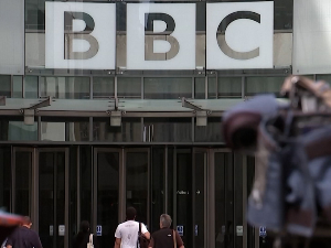 Монтажа коју би Би-Би-Си могао скупо да плати – оставка челних људи и Трампова претња тужбом од милијарду долара