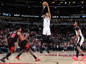 Вембањама доминирао у Чикагу за историјски подвиг у победи Спарса