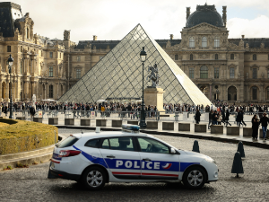 Француска трага за накитом украденим из Лувра, истрага води у Антверпен  – центар дијаманата и растућег подземља