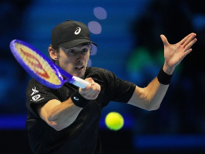 Де Минор сачувао наду за полуфинале Завршног турнира, али и помогао Алкаразу