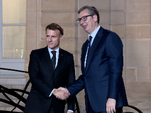 Вучић стигао у Париз, дочекао га Макрон