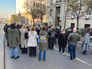 Протест родитеља ученика Пете гимназије испред Владе, професори новосадске Јовине бојкотовали Наставничко веће