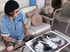 Џони Деп дебитује у Италији: у Милану прва изложба његових слика