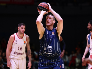 Ефес прекинуо низ пораза, Лучић промашио продужетак