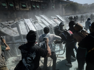 Протести "генерације Зед" на улицама Мексика, повређено најмање 120 људи