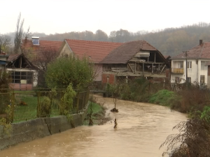 Лесковачки крај у борби са поплавама – вода се излила у дворишта и на путеве, канали препуни