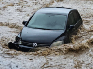 Обилне падавине погодиле Будву, поплављене улице 