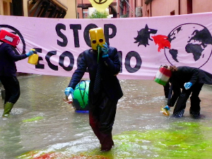 Активисти обојили у зелено реке, канале и фонтане широм Италије уз поруку "Зауставити екоцид"