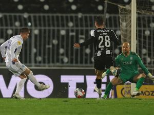 Партизан поражен на Стојковићевом дебију, Железничару три бода у Хумској