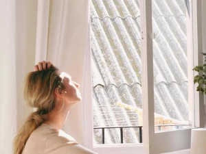 Споља бука изунутра празнина