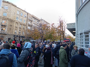 Окупљање родитеља и ученика испред Пете београдске гимназије