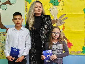 Зборник српских писаца из Швајцарске у рукама младих стваралаца школе "Вук Караџић" у Великој Грабовници