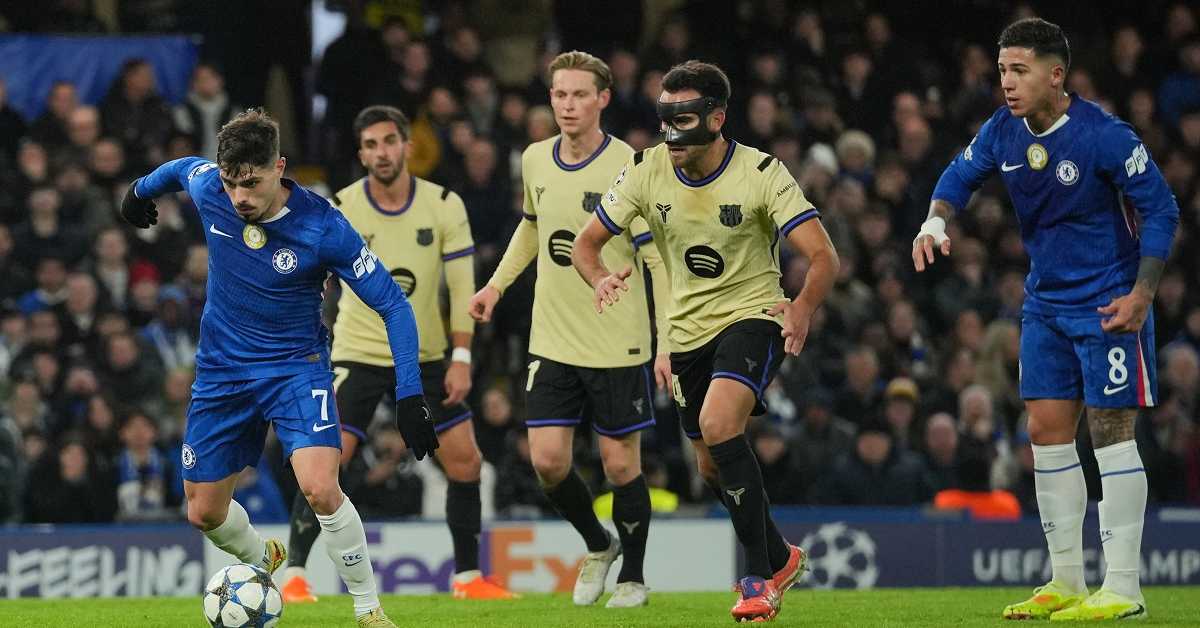 Челси има три гола више, а Барса играча мање