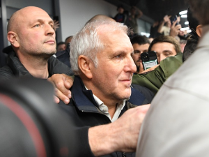 Навијачи дочекали Обрадовића - "Жељко остани" орило се београдским аеродромом