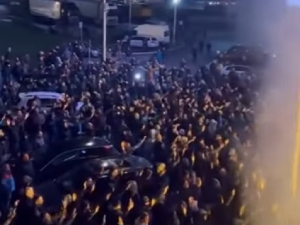 Навијачи Партизана испред "Београдске арене" пружају подршку Жељку Обрадовићу