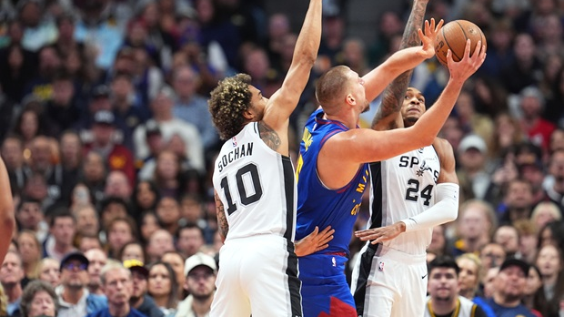 Денверов велики кикс против Спарса, Јокић надомак трипл-дабла