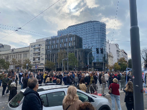 Мирно после ноћашњих инцидената код Скупштине, поново блокирана раскрсница Таковске и Булевара краља Александра