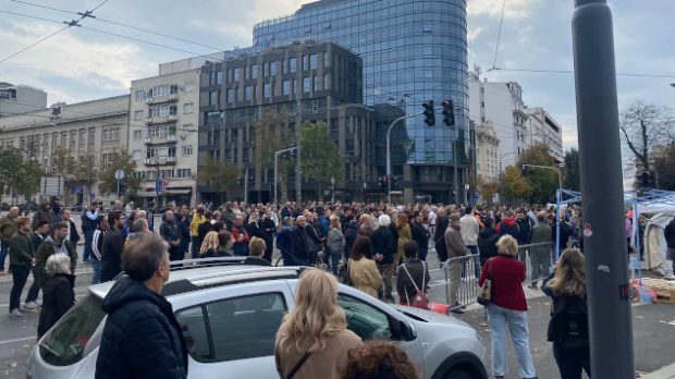 Мирно после ноћашњих инцидената код Скупштине, поново блокирана раскрсница Таковске и Булевара краља Александра