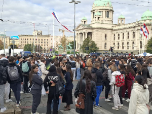 Дијана Хрка наставила штрајк глађу, испред Скупштине мирно