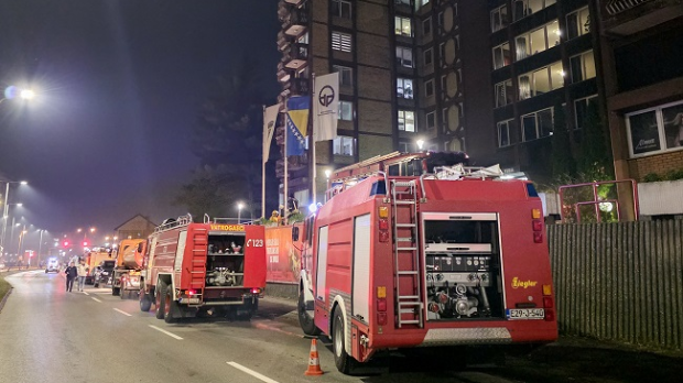 Медији: Најмање 10 особа страдало у пожару у Дому пензионера у Тузли, више од 20 повређених