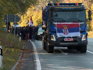 Срби са КиМ који пешаче на скуп против блокада у НС кренули из Липовице ка Београду