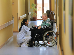 Да ли је Немачка заиста рај за медицинске сестре из иностранства – долази их стотине хиљада, а колико остане